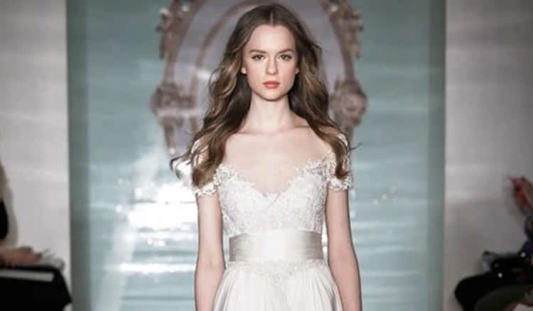 5 Tipps, die Ihnen bei der Auswahl und dem Tragen eines trägerlosen Kleides helfen