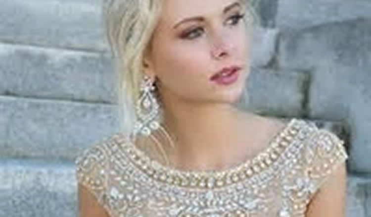 十代の若者たちのための 8 つのカラフルなウエディング ドレス