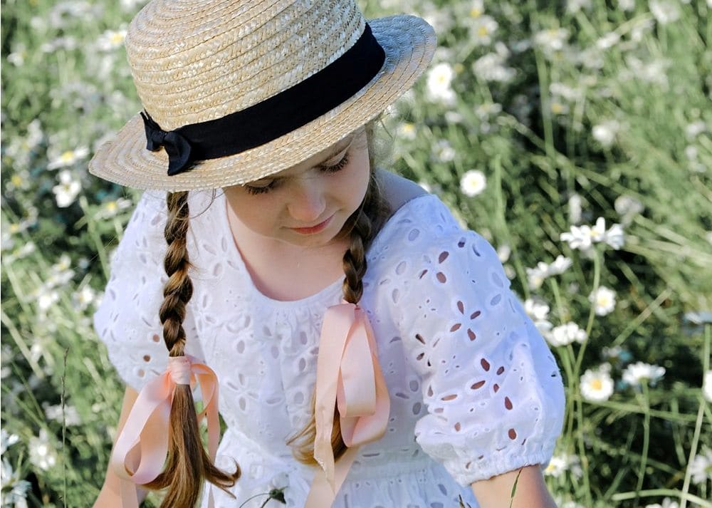 9 Abiti da ragazza di fiori floreali per un micro matrimonio da giardino