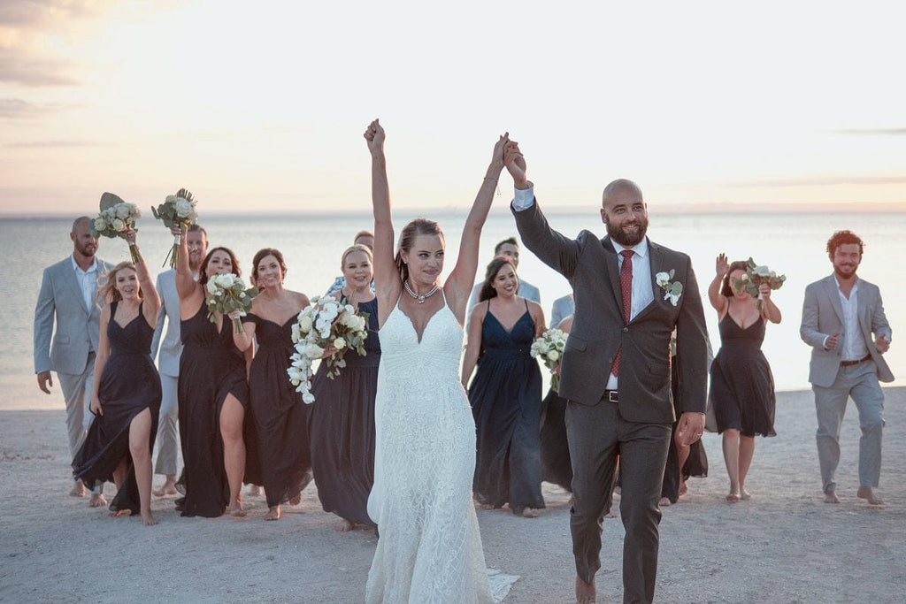 Cómo elegir vestidos de dama de honor para una boda en la playa (¡5 consejos!)