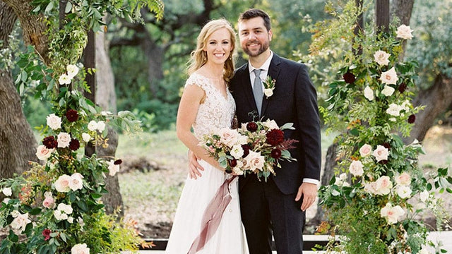Rustikale Hochzeit im Freien mit prinzessischen Blumenmädchenkleidern
