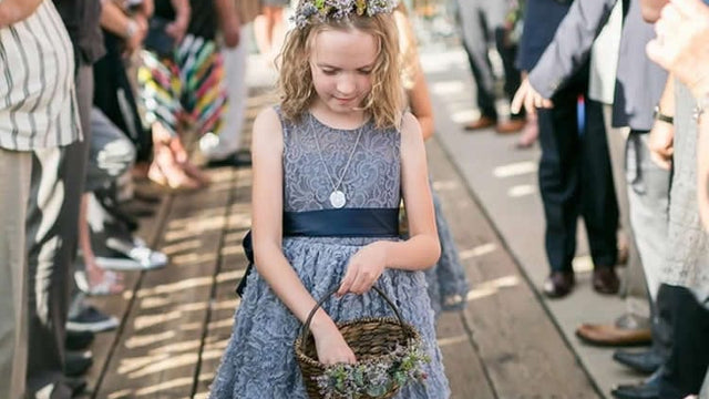 Eine Hochzeit in Denver auf einer ehemaligen Eisenbahnbrücke mit prinzessischen Blumenmädchenkleidern