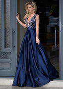 Vestido de Baile Azul Royal de Cetim com Decote Profundo em V, Costas Abertas, Comprimento Até ao Chão e Aplicações de Contas, Modelo A-Line