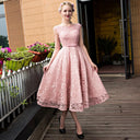 Knielanges Spitzen-Heimkehrkleid im Prinzessin-Stil, ärmellos, Bateau-Schnürung, Gürtelschleife
