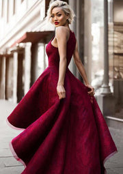 Robe de cocktail en dentelle A-ligne encolure carrée bordeaux haut-bas sans manches