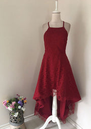 Robe de cocktail en dentelle A-ligne encolure carrée bordeaux haut-bas sans manches