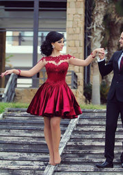 プリンセスジュエルネックイリュージョンフルスリーブショートミニシャルムーズホームカミングドレス、レース