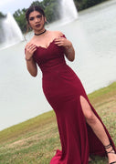 Abito da ballo in satin bordeaux senza spalline a tromba con strascico, spacco