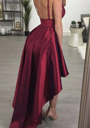 Vestido de baile assimétrico de tafetá cor de vinho sem mangas com decote em V