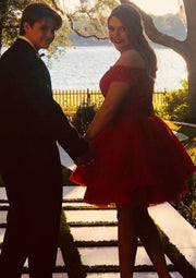 Mini vestido de regreso a casa corto de tul con encaje y manga corta con hombros descubiertos y corte en A, rebordear