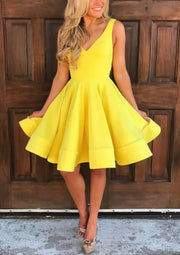 Mini abito da homecoming corto in raso senza maniche con scollo a V e linea A