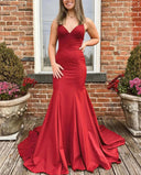 Abito da ballo in satin con scollo a V, schiena scoperta, spalline sottili e strascico a strascico, con fiocco.