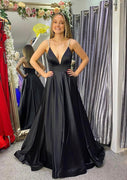 Robe de bal plongeante sans manches en satin noir avec traîne et perles, coupe ligne A