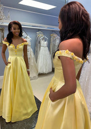 Robe de bal longue en satin jaune jonquille, ligne A, épaules dénudées, fleurs perlées, poches