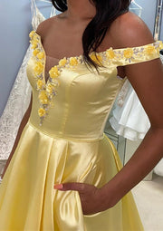 Robe de bal longue en satin jaune jonquille, ligne A, épaules dénudées, fleurs perlées, poches