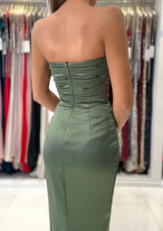 Abito da ballo lungo in charmeuse senza spalline con scollatura a guaina e spacco plissettato