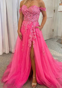 Vestido de baile em linha A, ombros descobertos, sem mangas, com cauda de corte, renda, tule, bordados, bolsos, fenda