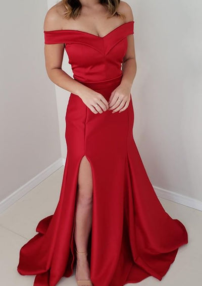 Vestido de gala largo rojo de satén sin mangas con escote en V y hombros al descubierto, con abertura