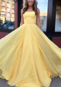 Vestido de Promoción Amarillo de Chifón Sin Mangas con Tirantes Espagueti y Cola Barrida en Corte A-line Bateau