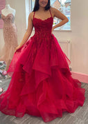 Robe de bal sans manches en tulle bordeaux avec décolleté en V, traîne balayante, ornée de dentelle perlée.