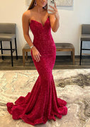 Abito da ballo in velluto bordeaux con paillettes, senza spalline, a strascico a sirena.
