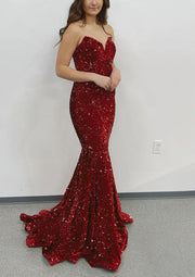 Abito da ballo in velluto bordeaux con paillettes, senza spalline, a strascico a sirena.