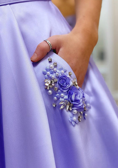 Abito da sera in raso lavanda con gonna a trapezio, scollo quadrato, spalline sottili, strascico, tasche con perline