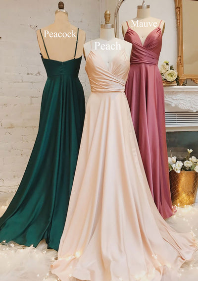 Robe de bal en satin à traîne balayante, décolleté en V, bretelles spaghetti, dos ouvert, évasée, plissée.