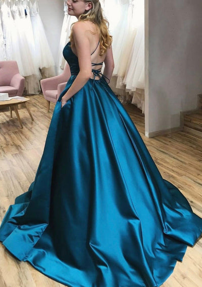 Vestido de gala de satén con escote cuadrado, tirantes finos y cola barrida, con bolsillos.