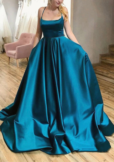 Vestido de gala de satén con escote cuadrado, tirantes finos y cola barrida, con bolsillos.