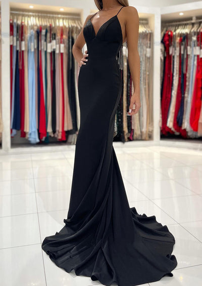 Vestido de Promoción de Satén Negro Sin Mangas con Espalda Descubierta y Cola Barrida en Corte de Sirena con Escote en V Elástico