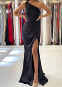 Robe de bal en satin noir à une épaule, sans manches, longueur sol, avec fente plissée.