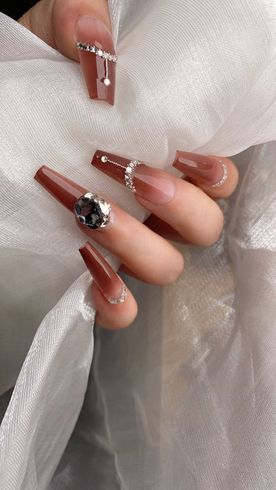 Unhas longas e vestíveis com strass reutilizáveis em vermelho vinho suave