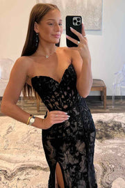 Abito da ballo lungo con strascico, corsetto a guaina senza spalline, scollatura a cuore in pizzo nero, con spacco.