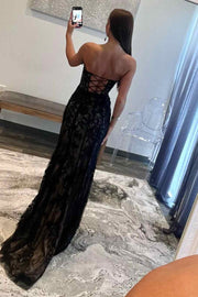 Abito da ballo lungo con strascico, corsetto a guaina senza spalline, scollatura a cuore in pizzo nero, con spacco.
