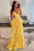 Abito da ballo lungo in satin giallo con spalline a spaghetti, scollatura a V, incrociato e a strati, con spacco