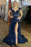 Abito da ballo lungo con strascico in tulle a strati, pizzo con paillettes, spalle scoperte, spacco