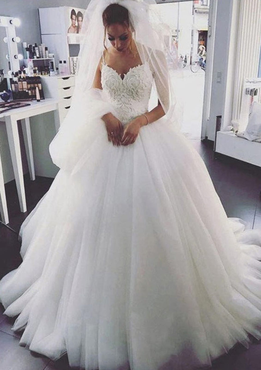 Vintage Spaghetti-Straps V-neck Floor-length Ball Gown Wedding Dress with Appliques Lace and Tulle main image 0
