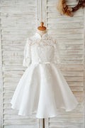 Vestido de noiva florido de cetim e gola alta marfim