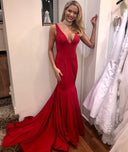 Robe de soirée sirène en mousseline de soie rouge avec dos en V, train de balayage