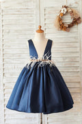 Abito da ragazza di fiori per la festa nuziale in raso blu navy con scollo a V, piume