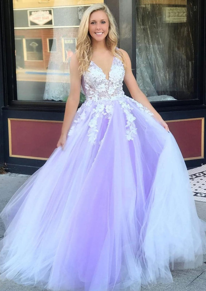 Chic V-Neck Tulle Ball Gown Long Prom Dresses with Lace Appliques