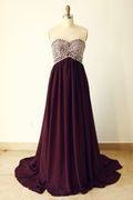 Trägerloses, weinrotes, perlenbesetztes, langes Abendkleid aus Chiffon