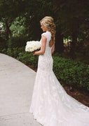 Trompete Flügelärmel Schlüsselloch Knöpfe Court Lace Brautkleid