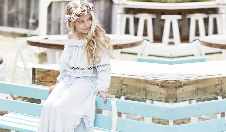 21 vestidos bohemios para niñas perfectos para bodas en la playa de verano