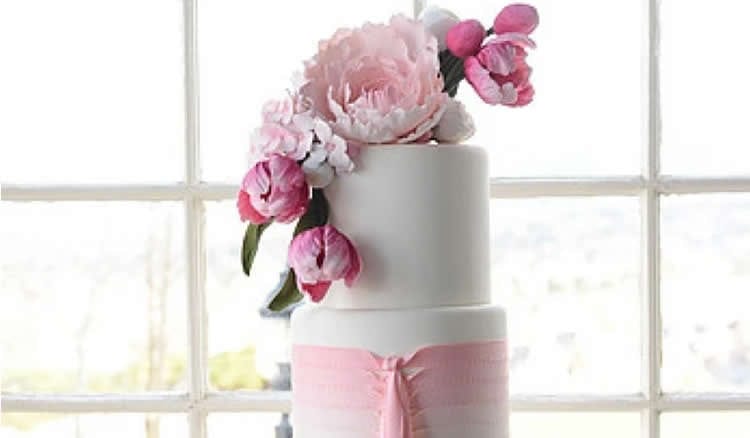17 فكرة لكعكة الزفاف تستحق السرقة لحفل زفاف صيفي على الطراز الباريسي