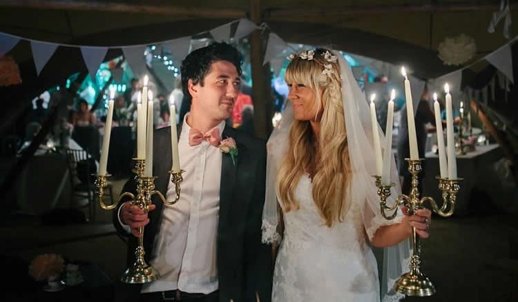 18 vestidos de noiva de renda indie perfeitos para um casamento de praia boêmio
