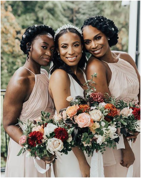 3 idee per acconciature da damigella d'onore per le tue amiche