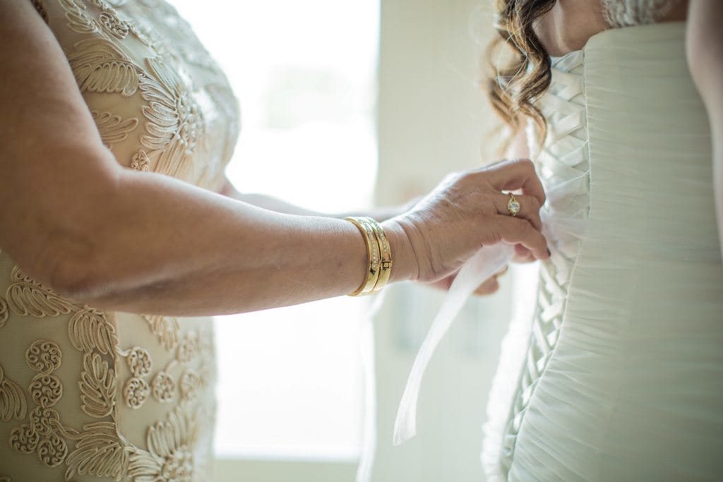 4 نصائح لأم العروس لاختيار الفستان