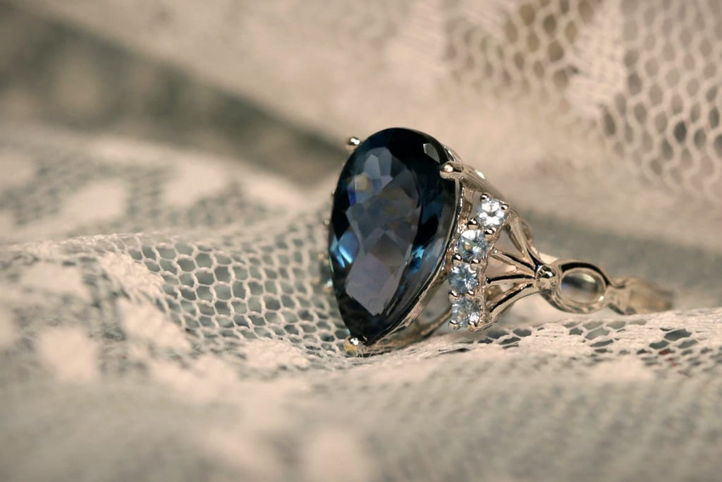 إلهام تصميم مجوهرات الماس الأسود الأنيق من الشخصيات الشهيرة